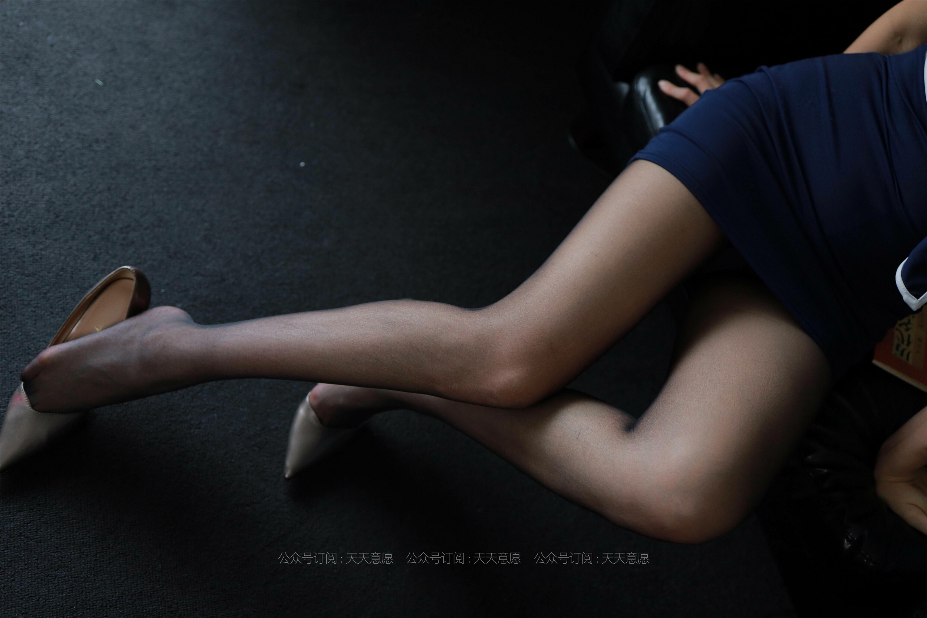 IESS异思趣向 - 模特：羽西《沙发上的黑丝》